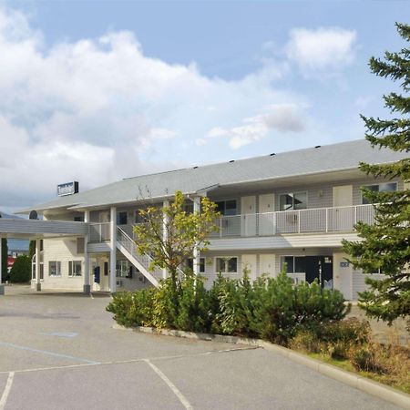 Travelodge By Wyndham Salmon Arm Bc Esterno foto