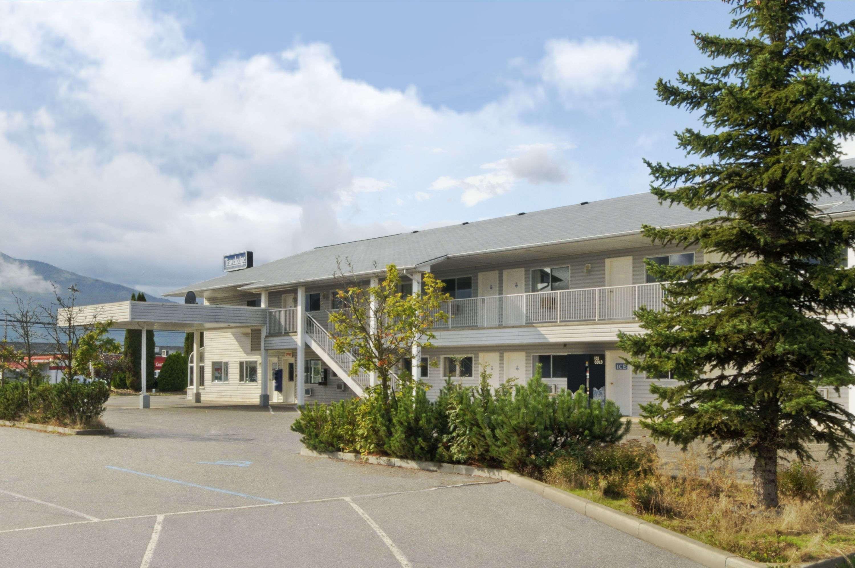 Travelodge By Wyndham Salmon Arm Bc Esterno foto